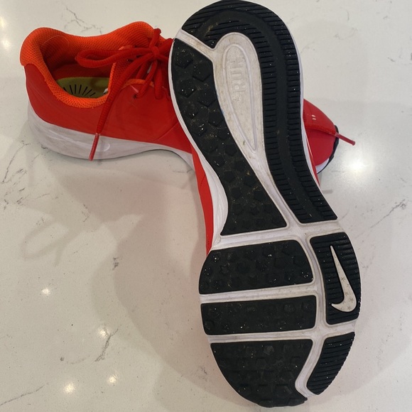 Like new Boys size 6 Nike sneakers - Picture 2 of 3